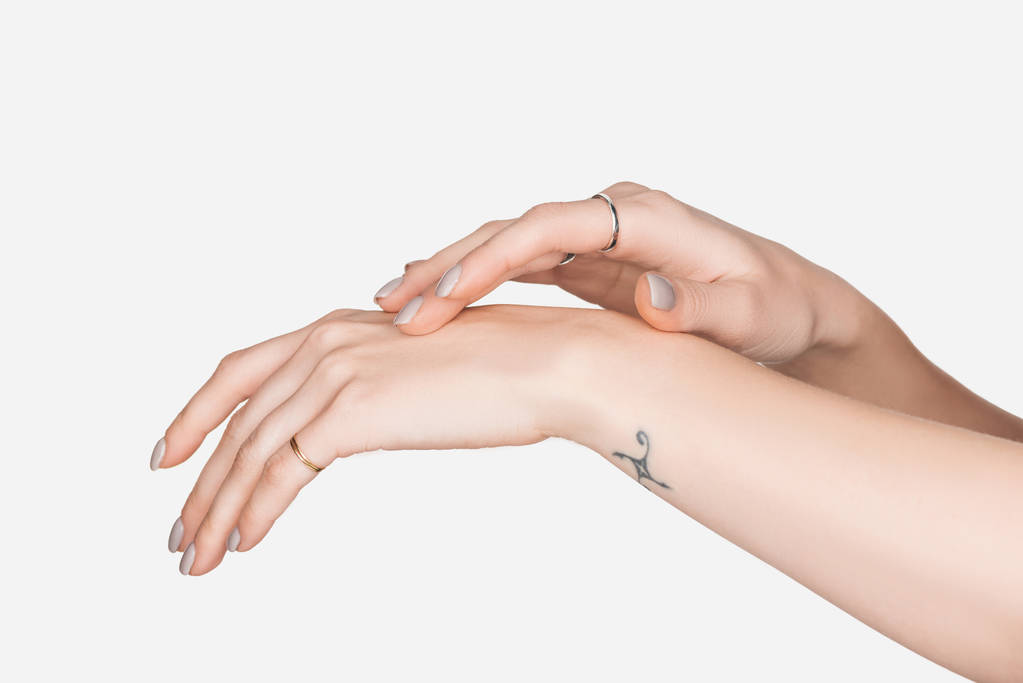 Kırpılan eller üzerinde beyaz izole halkalar ile görünümünü - Fotoğraf, Görsel