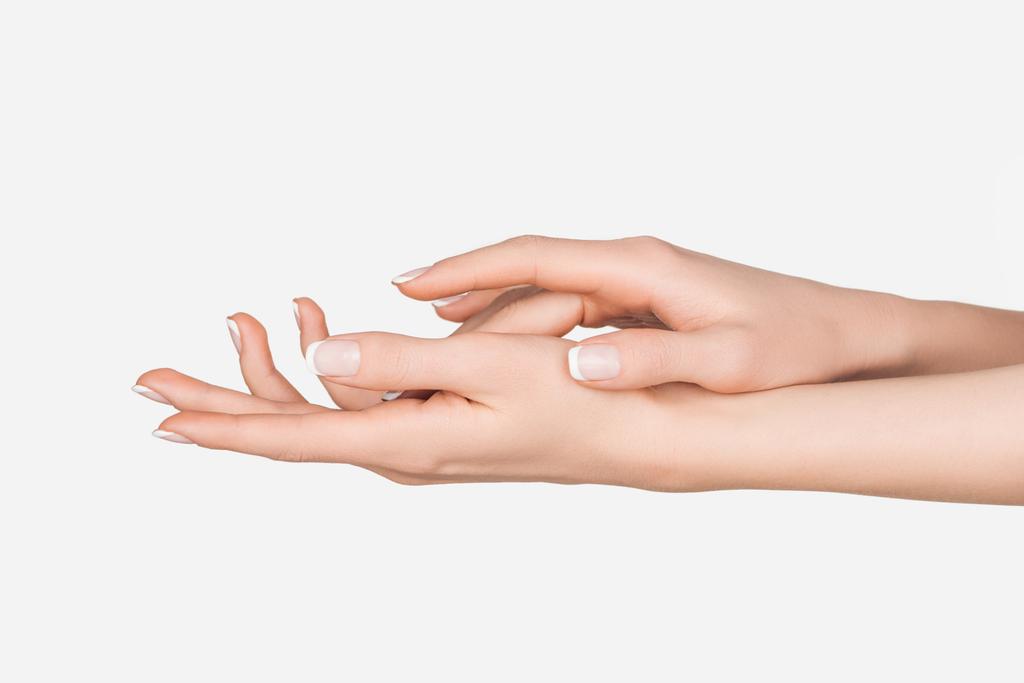καλλιεργημένη άποψη των θηλυκών χεριών που απομονώνονται σε λευκό - Φωτογραφία, εικόνα
