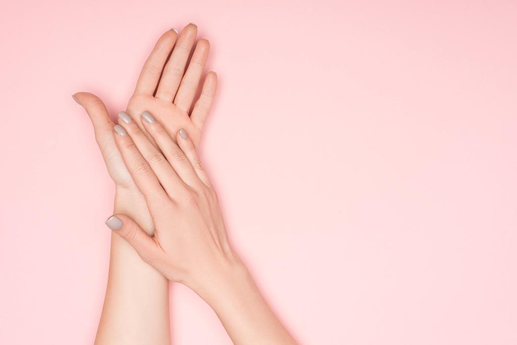 oříznutý pohled ženských rukou izolované na růžový s kopií prostor - Fotografie, Obrázek