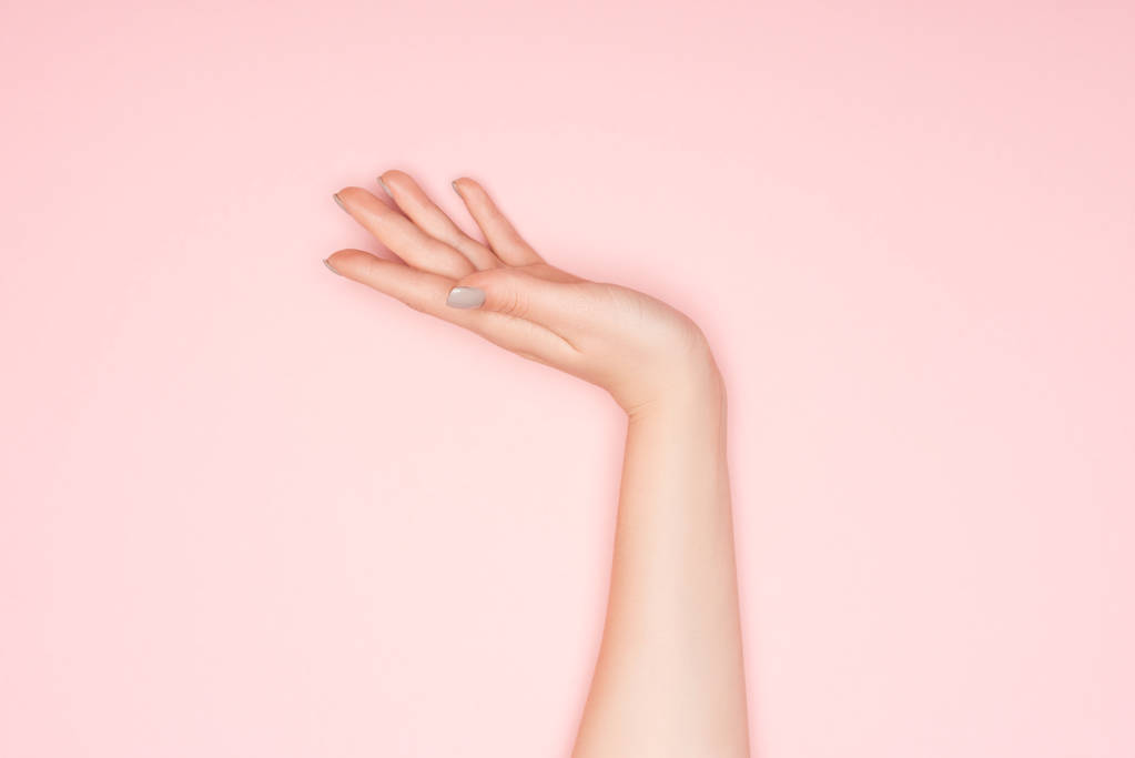 vue recadrée de la main féminine avec espace de copie isolé sur rose
 - Photo, image
