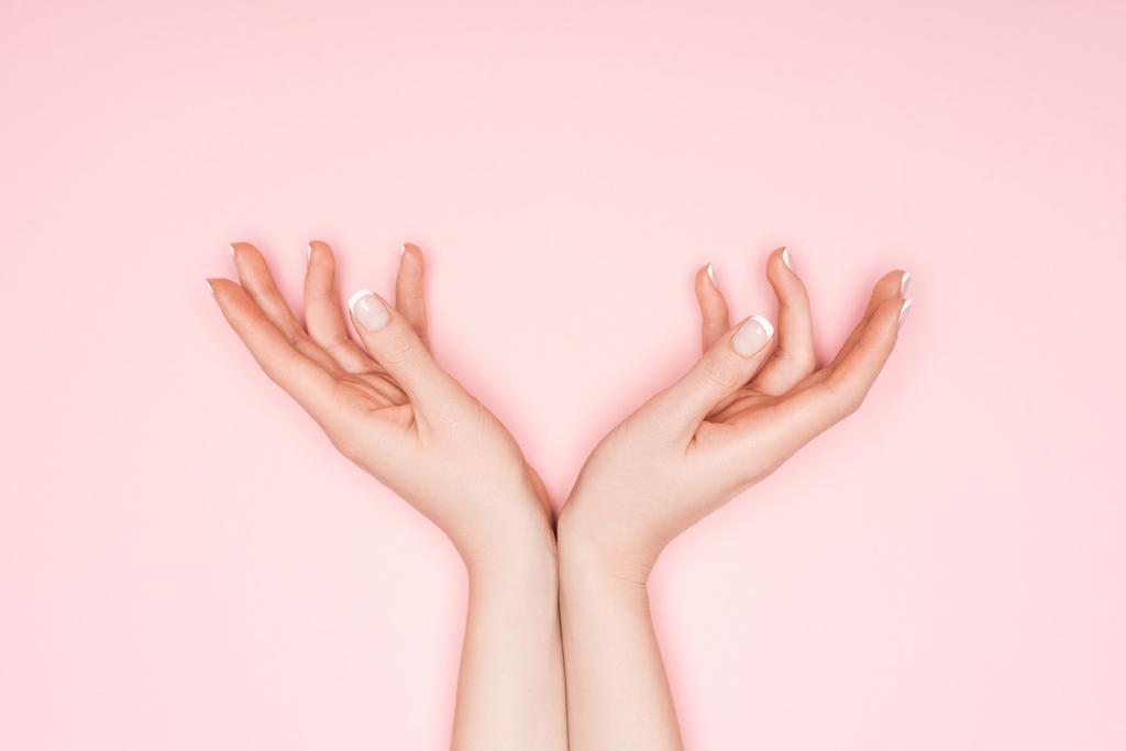 oříznutý pohled ženských rukou izolované na růžové - Fotografie, Obrázek
