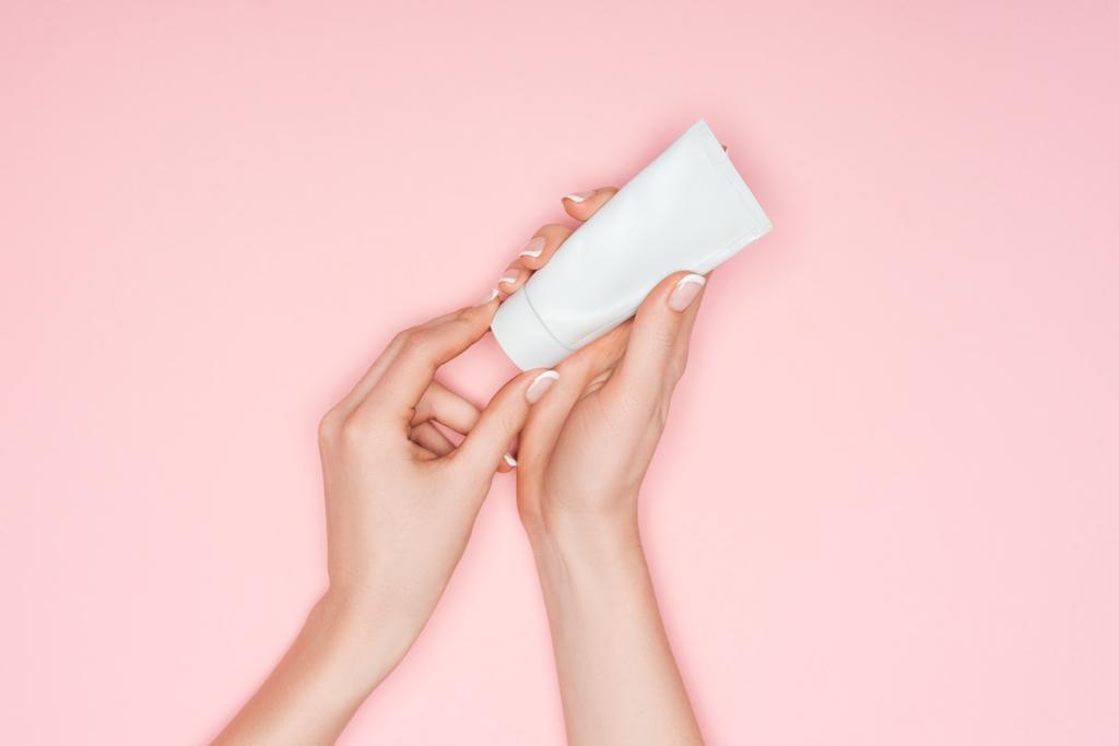 abgeschnittene Ansicht weiblicher Hände mit Handcreme isoliert auf rosa - Foto, Bild