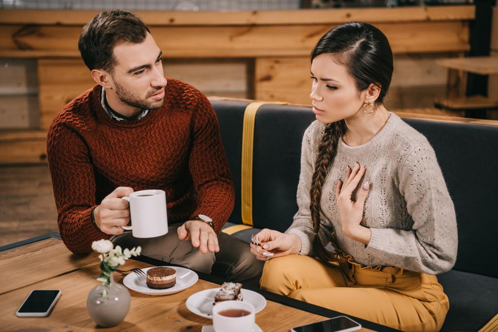 attrayant femme parler avec petit ami dans le café
 - Photo, image