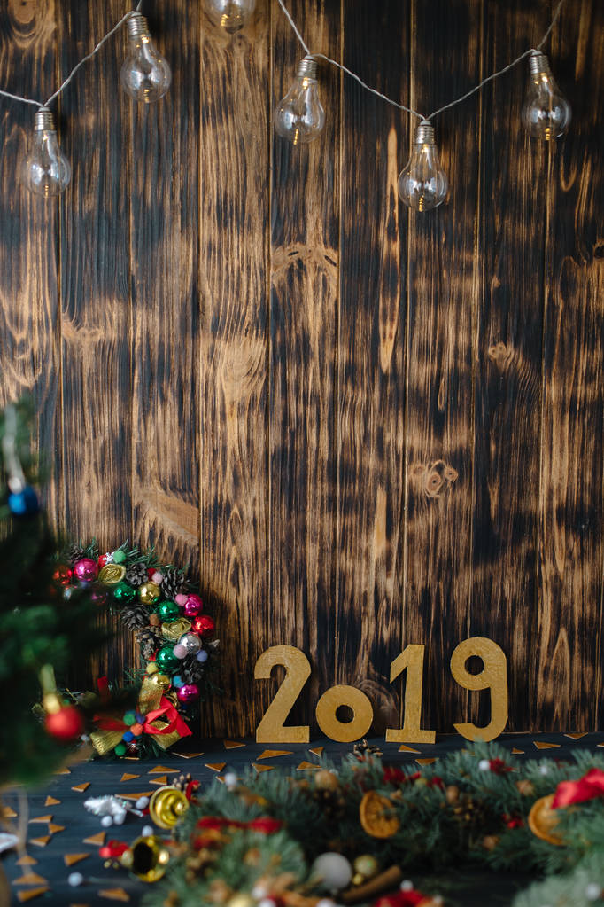 Joulun seppele kullalla numerot 2019 puinen tumma tausta
 - Valokuva, kuva