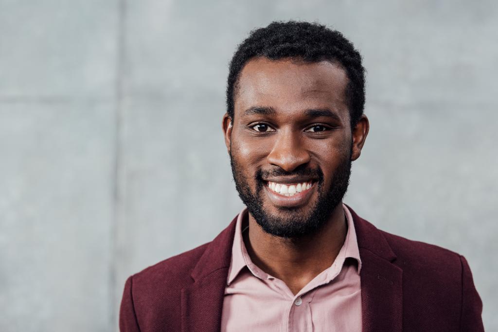 retrato de sorridente Africano americano casual empresário em fundo cinza
 - Foto, Imagem