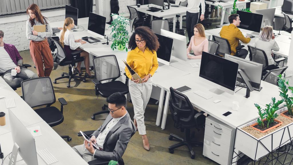 visão de alto ângulo de jovens empresários profissionais que trabalham com computadores e papéis no escritório
   - Foto, Imagem