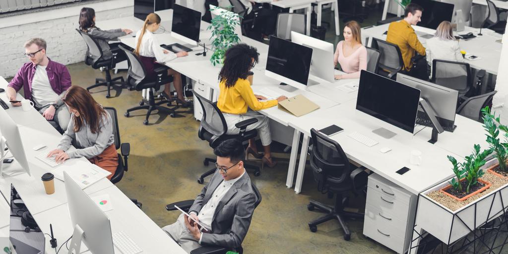 hoge hoekmening van professionele multi-etnische ondernemers werken met digitale apparaten in office - Foto, afbeelding