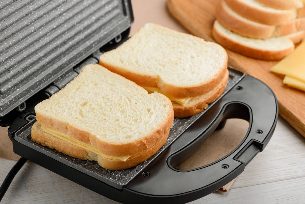Sanduíches sendo cozidos em panini
 - Foto, Imagem