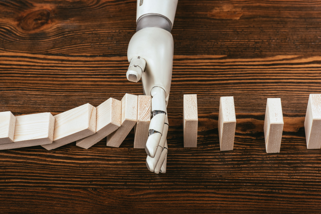 роботизированная рука, предотвращающая падение деревянных блоков на стол
 - Фото, изображение