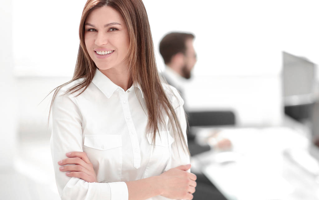 hymyilevä liiketoiminnan nainen taustalla työpaikalla
. - Valokuva, kuva