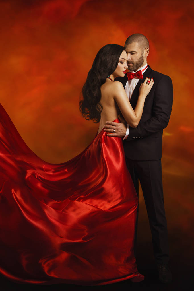 Modeporträt eines Paares, eleganter Mann im Anzug und tanzende Frau im roten Kleid - Foto, Bild