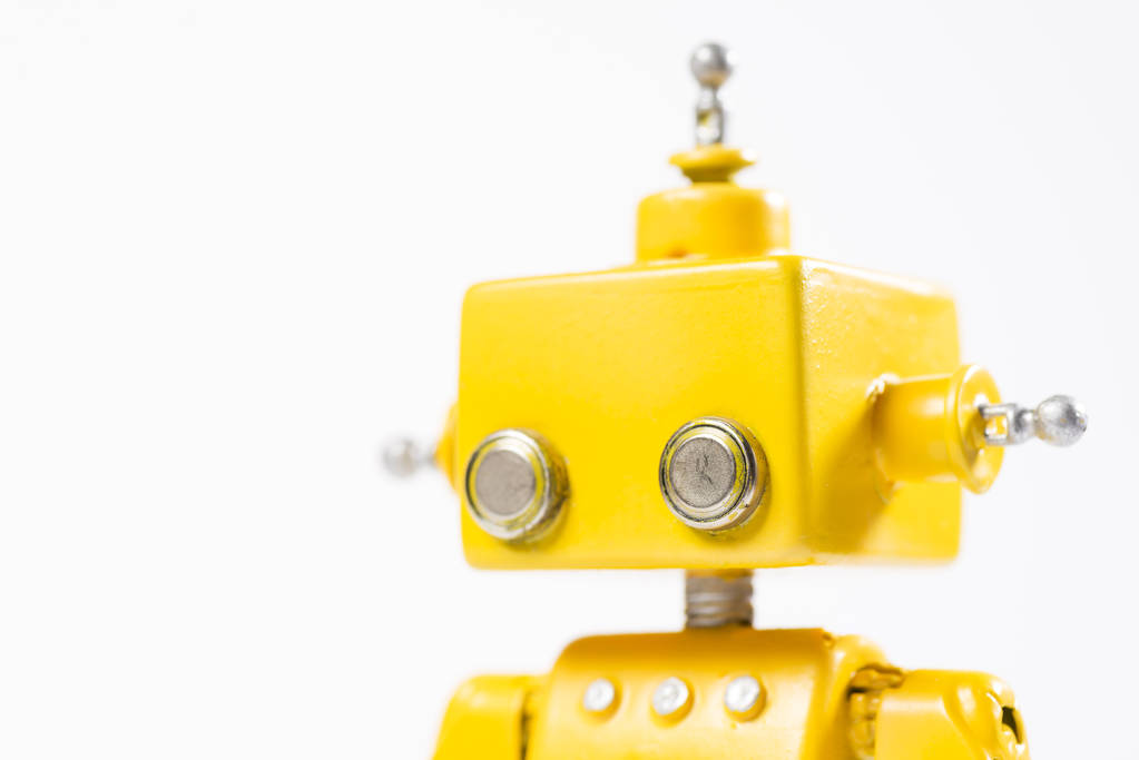 Πορτρέτο του ένα χαριτωμένο, κίτρινο, χειροποίητα ρομπότ σε λευκό φόντο. - Φωτογραφία, εικόνα