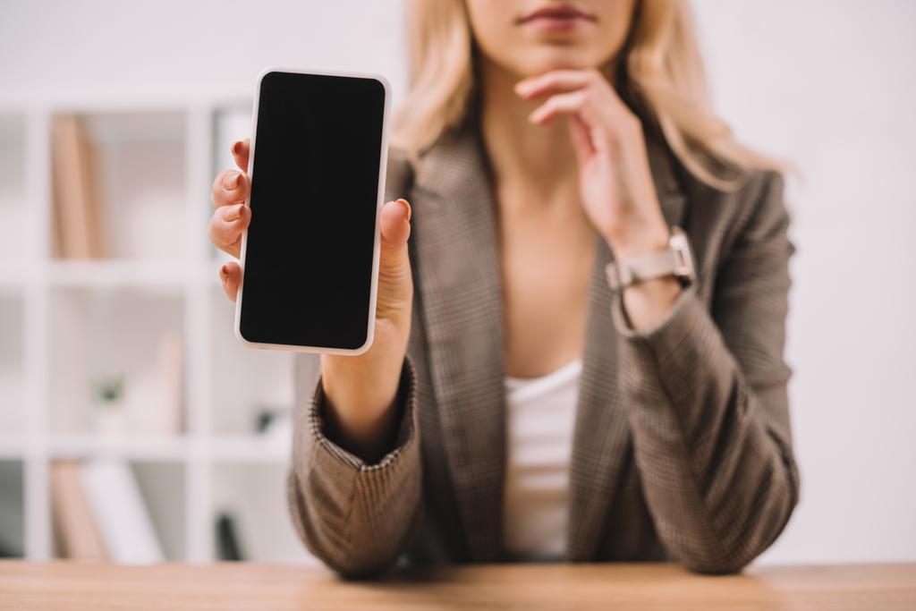 vista recortada de la mujer de negocios que presenta teléfono inteligente con pantalla en blanco
 - Foto, imagen