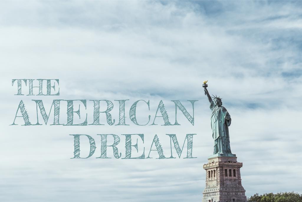 Statua wolności, Nowy Jork, Usa - 8 października 2018: Statua wolności w Nowym Jorku na tle niebieskiego nieba deszczu z napisem "american dream", Stany Zjednoczone Ameryki - Zdjęcie, obraz