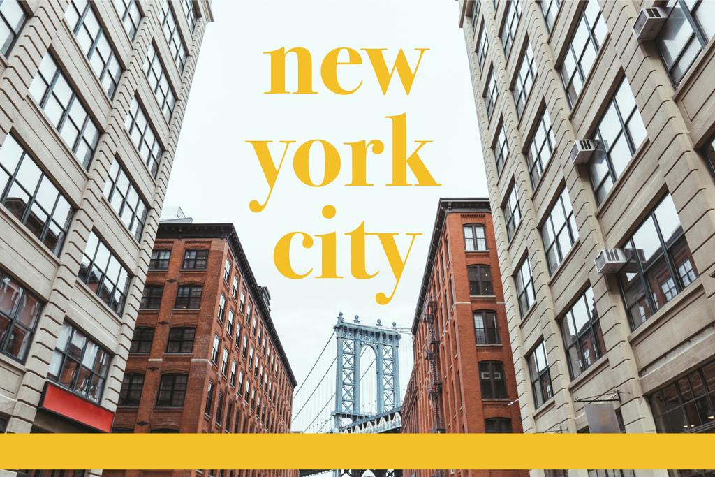 Stadtbild mit Gebäuden, Bachklyn-Brücke und gelbem "New York City" -Schriftzug in New York, USA - Foto, Bild