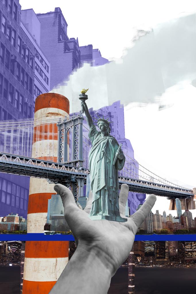 Μερική άποψη των αρσενικών χέρι με το άγαλμα της ελευθερίας και την πόλη της Νέας Υόρκης σε απομονωμένα σε λευκό φόντο - Φωτογραφία, εικόνα