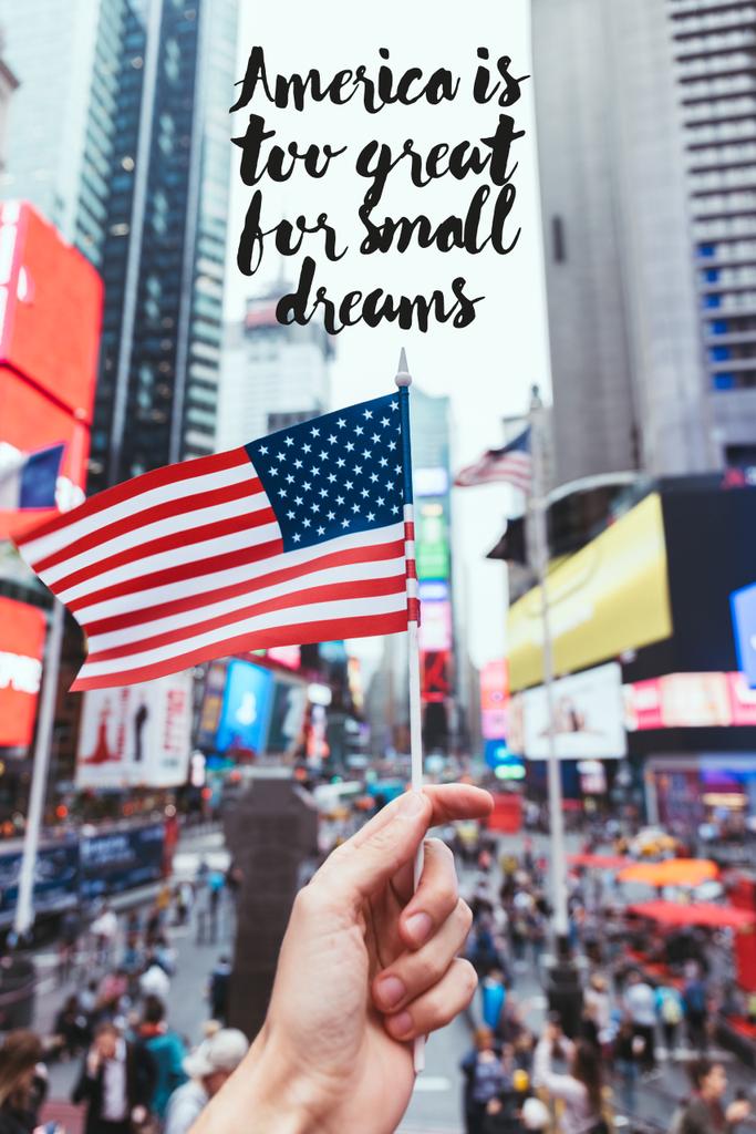 gedeeltelijke weergave van man die Amerikaanse vlag op new york city street met citaat "Amerika is te groot voor kleine dromen" - Foto, afbeelding