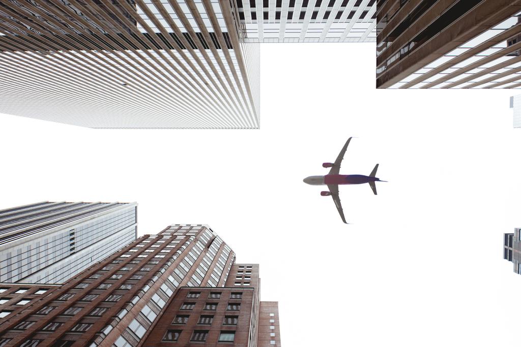 вид знизу хмарочосів і літака в Нью-Йорку, США
 - Фото, зображення