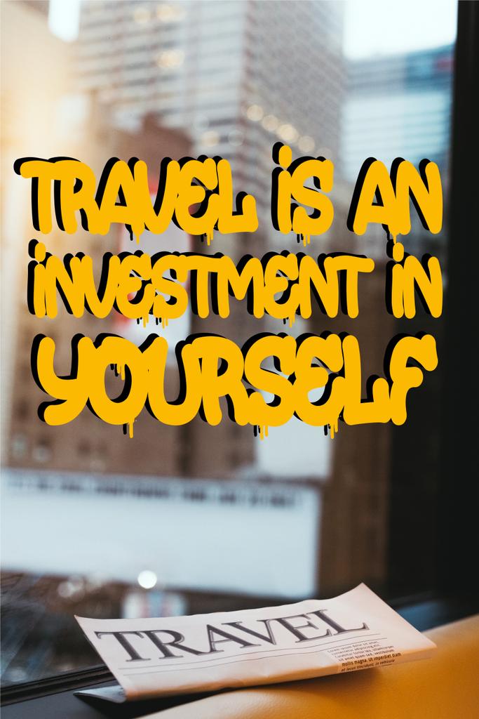 zár megjelöl kilátás utazási újság, a "utazási egy befektetés magad" idézet ablak és a new york city a háttérben - Fotó, kép
