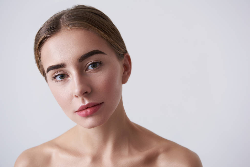 attrayant jeune femme avec maquillage naturel isolé sur fond blanc
 - Photo, image