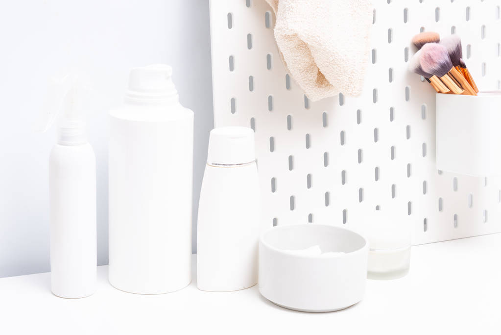Крем і пляшка шампуню на столі у ванній
 - Фото, зображення
