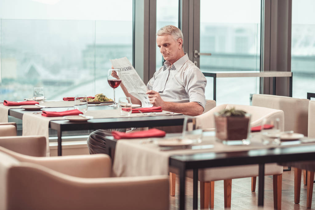 Súlyos nyugdíjas férfi ebédelni egy luxus étterem - Fotó, kép