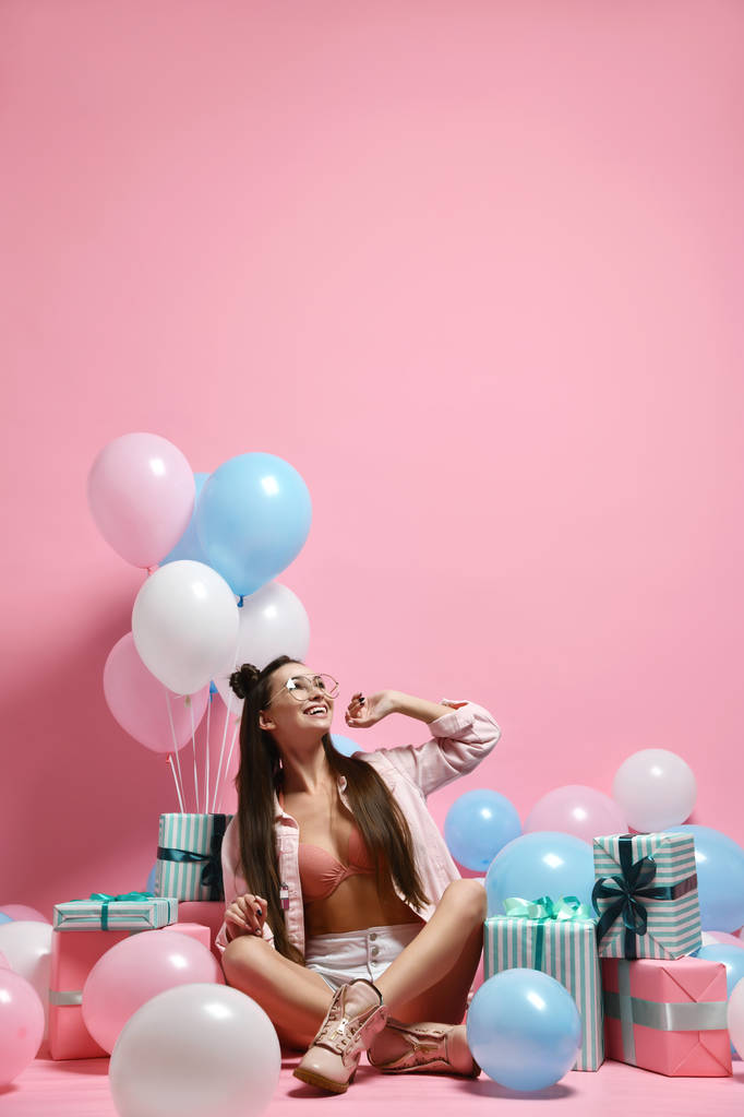 Hermosa mujer con globos de colores
 - Foto, Imagen