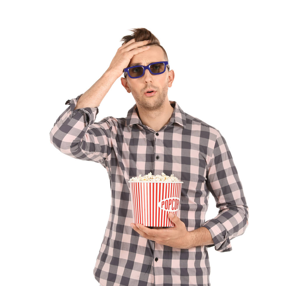 Эмоциональный человек в 3D очках и попкорне во время кинопоказа на белом фоне
 - Фото, изображение