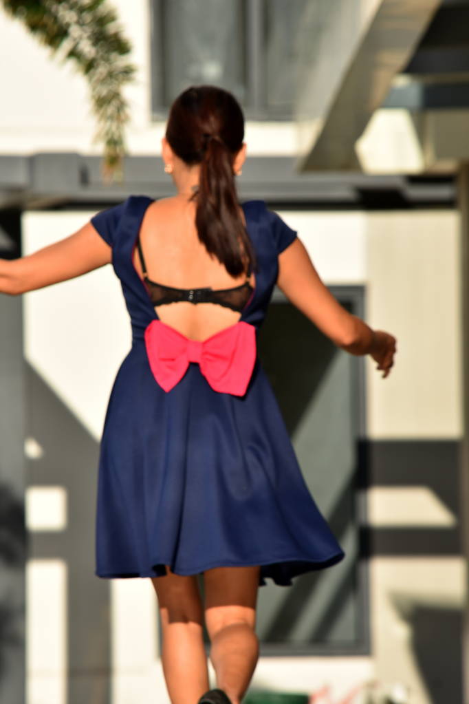 Жінка з хвіст сукні ходьби
 - Фото, зображення