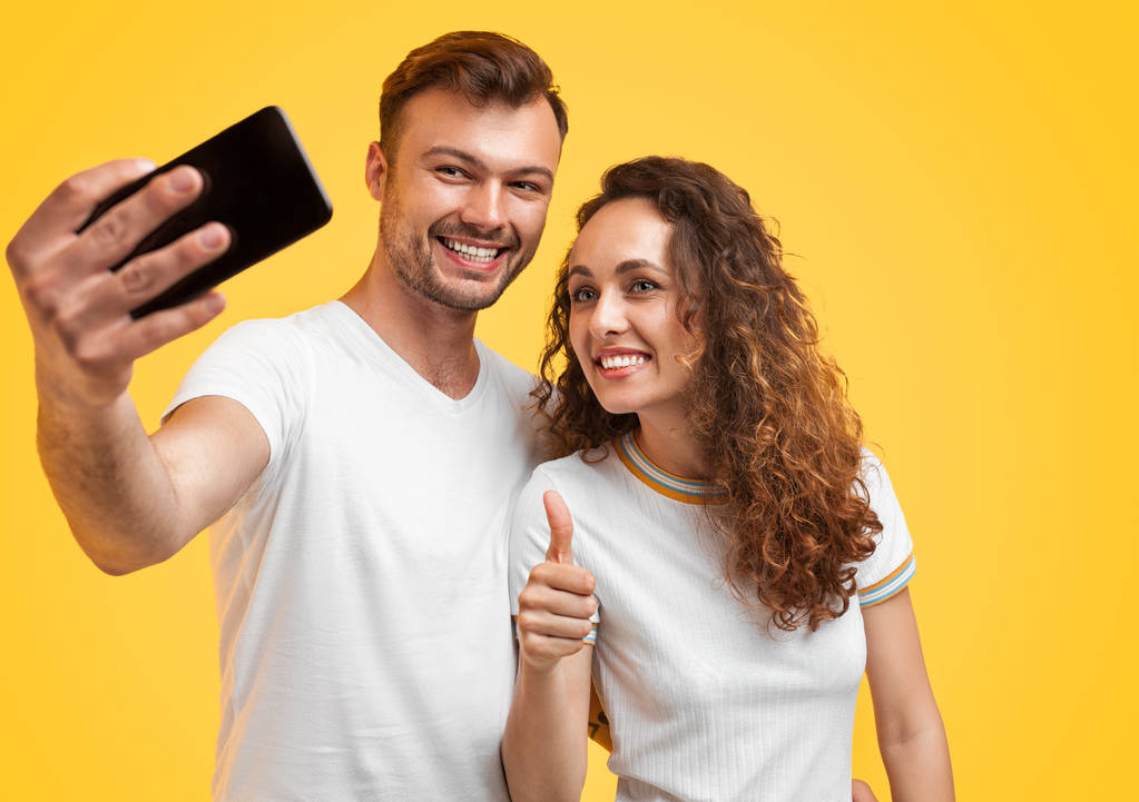 Alegre pareja tomando selfie juntos
 - Foto, imagen