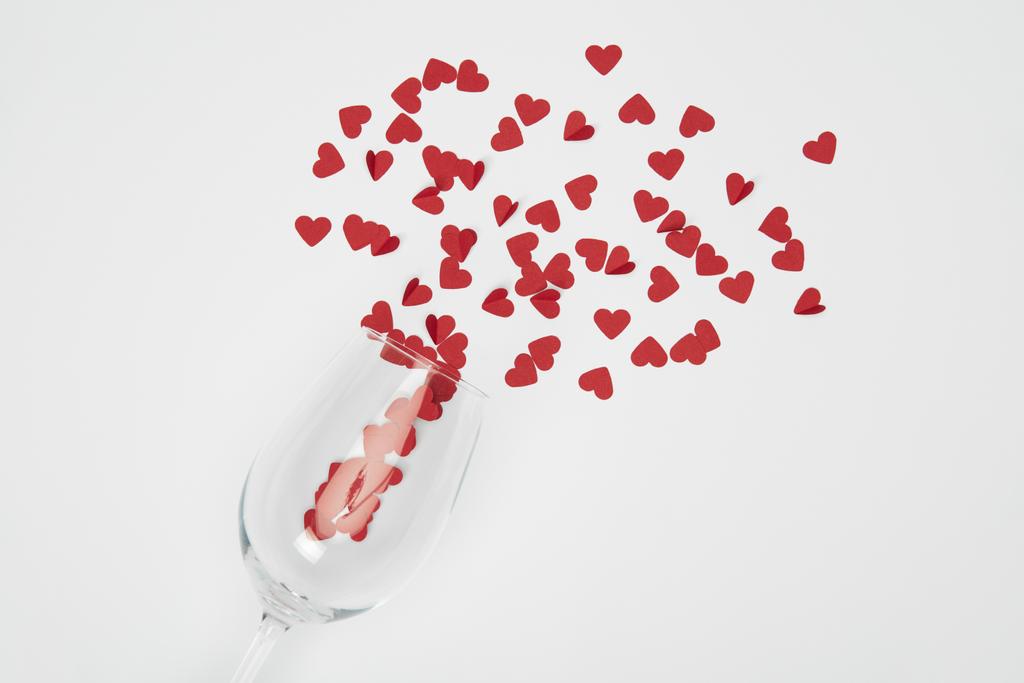 vue du dessus du verre à vin et des coeurs coupés en papier isolés sur blanc
 - Photo, image
