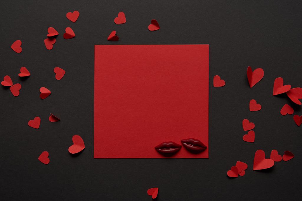ylhäältä näkymä punainen tyhjä kortti suklaa huulet ja paperi leikkaa sydämet
  - Valokuva, kuva