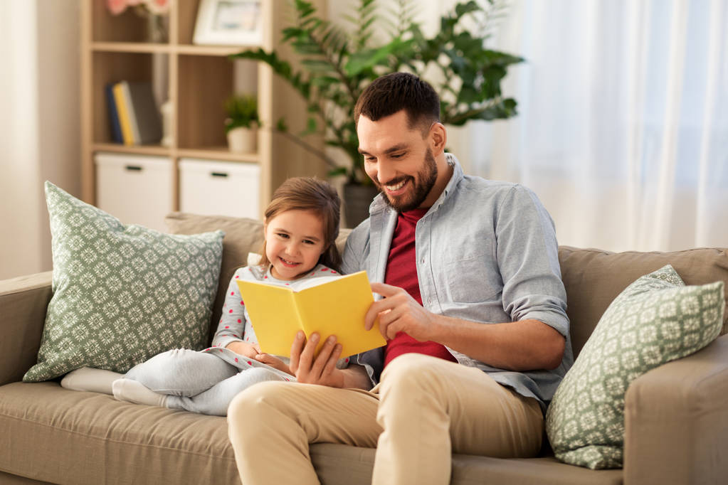heureux père et fille lecture livre à la maison
 - Photo, image