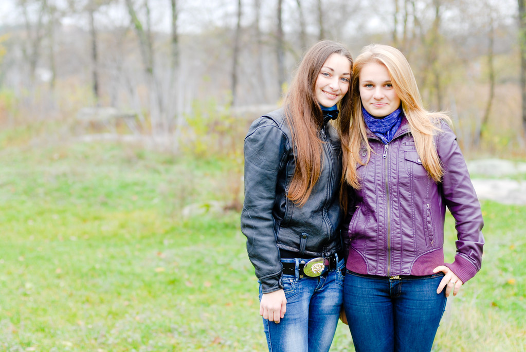 dva dospívající dívka přátelé smát v jarní nebo podzimní přírodě - Fotografie, Obrázek