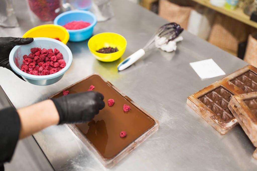 makeiskauppias tekee suklaajälkiruokaa makeiskaupassa
 - Valokuva, kuva