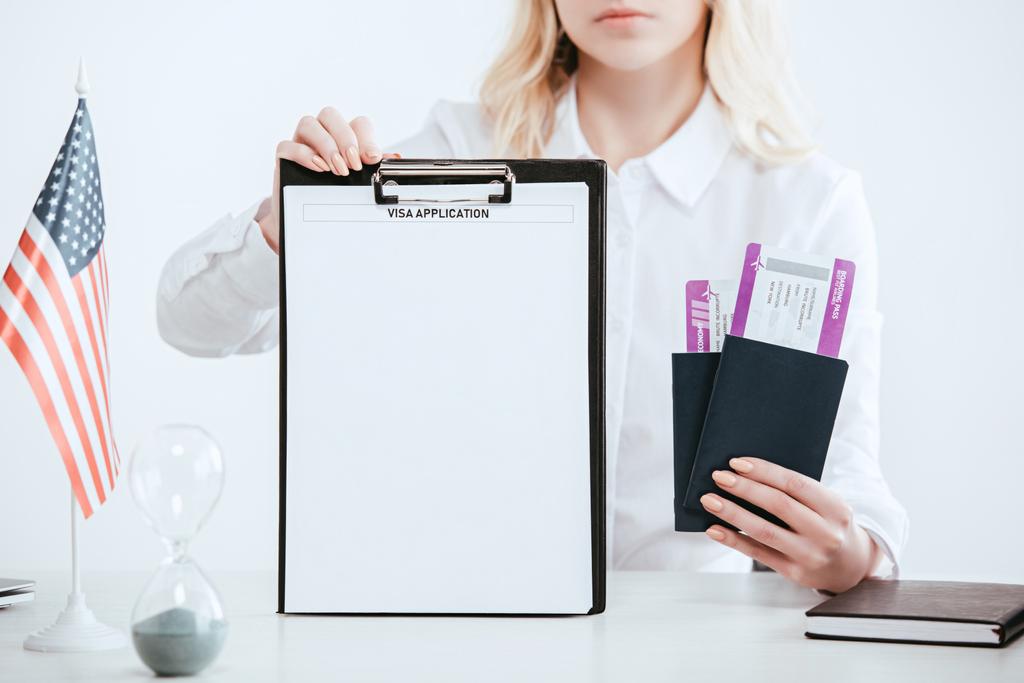 bijgesneden beeld van vrouw met paspoorten met kaartjes en Klembord met lege lege met visum aanvraag belettering  - Foto, afbeelding