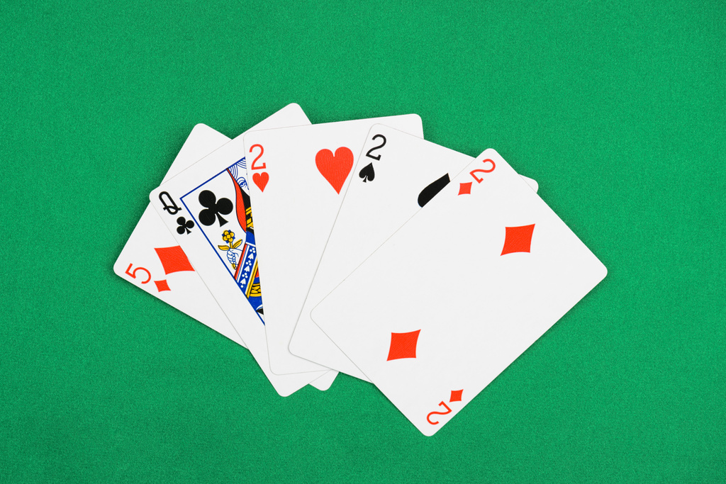 vista superior de la mesa de póquer verde con cartas desplegadas combinación con diferentes palos
 - Foto, Imagen