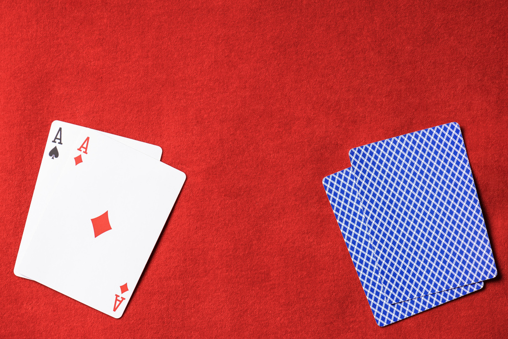 Widok z góry czerwony stołu i kart do gry z diament komplet na pokładzie - Zdjęcie, obraz