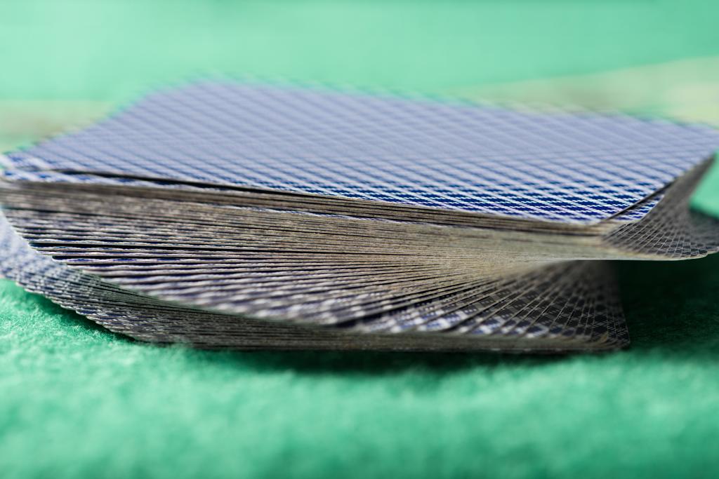 Selektywny fokus rozłożeniu kart w talii na stole pokerowym zielony - Zdjęcie, obraz