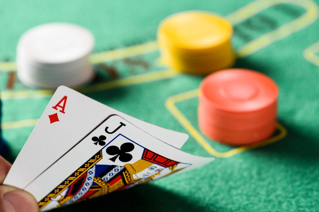enfoque selectivo de jugar a las cartas con fichas y mesa de poker verde en segundo plano
 - Foto, imagen