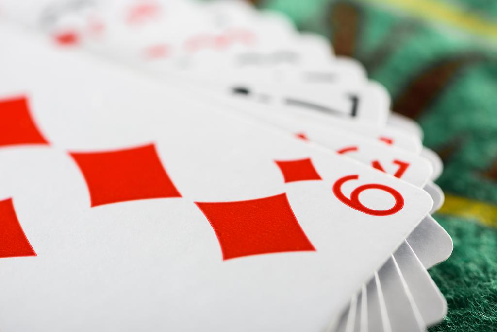 вибірковий фокус гральної картки з діамантами костюм на палубі
 - Фото, зображення