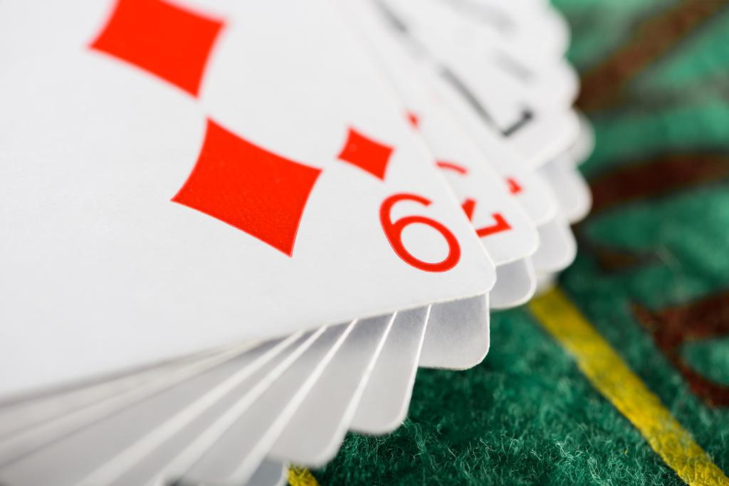 селективный фокус игры в карты с бриллиантами масть в колоде на зеленом покерном столе
 - Фото, изображение