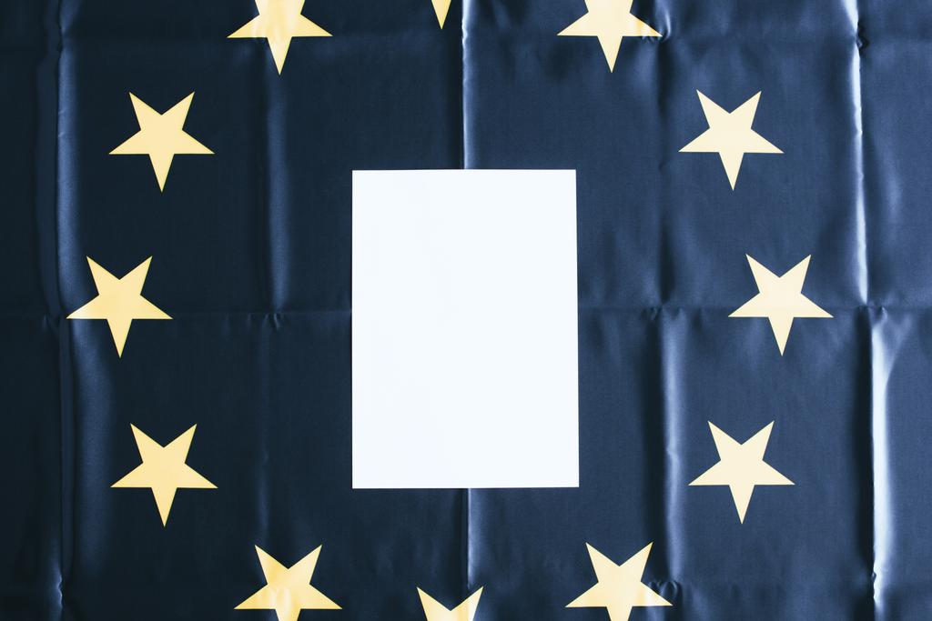 vista superior de branco em branco com espaço de cópia com bandeira europeia no fundo
 - Foto, Imagem