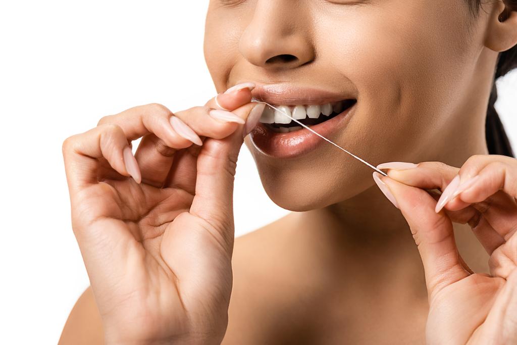 tiro cortado de mulher americana africana feliz usando fio dental isolado em branco
 - Foto, Imagem