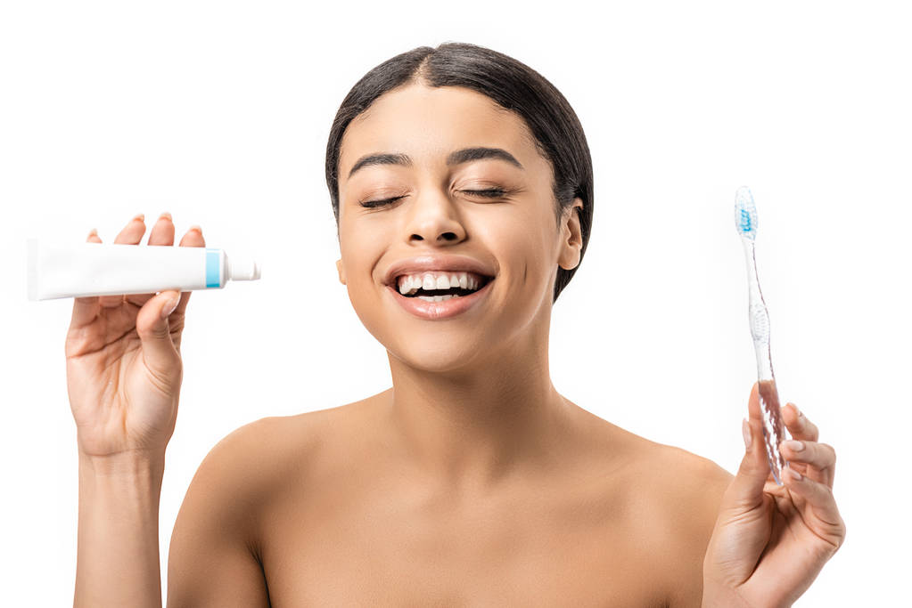 歯ブラシ歯磨き粉と白で隔離を笑いを保持幸せ裸のアフリカ系アメリカ人の女の子 - 写真・画像