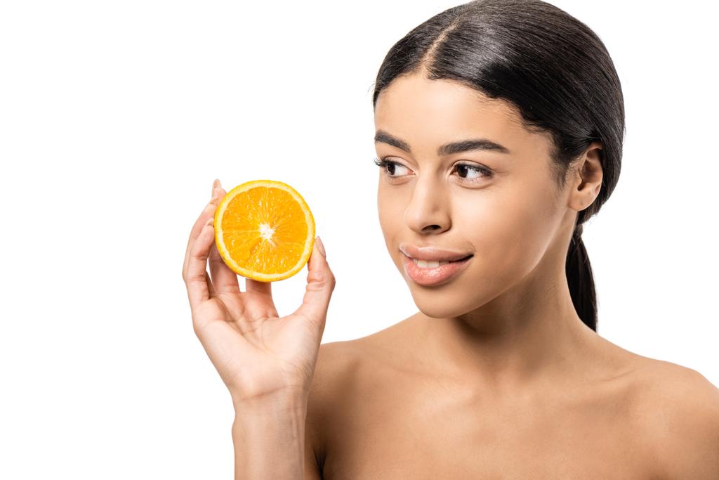 atraente sorrindo nu Africano americano menina segurando metade cortado laranja isolado no branco
 - Foto, Imagem