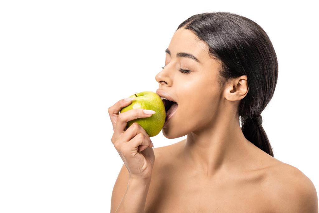 新鮮なリンゴを白で隔離をかむ美しい若い裸アフリカ系アメリカ人の女性 - 写真・画像
