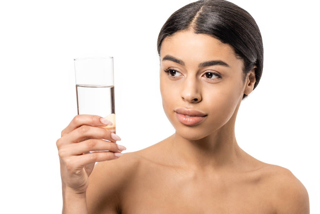 ελκυστική Αφρικανικός Αμερικανός γυμνό κορίτσι που βλέπουν το ποτήρι νερό που απομονώνονται σε λευκό - Φωτογραφία, εικόνα