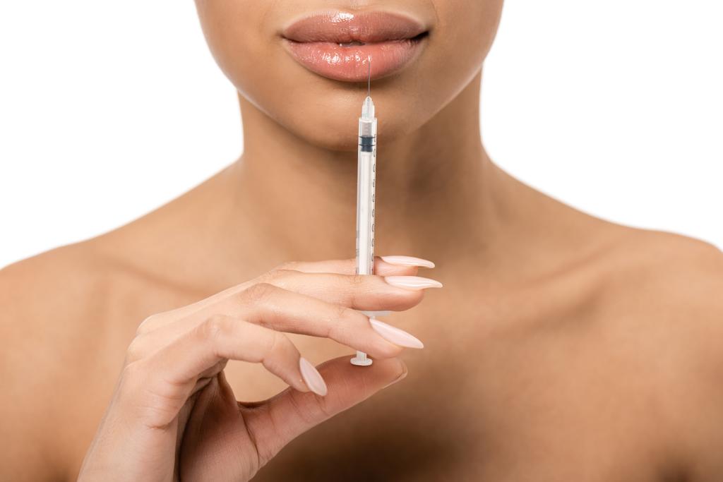 osittainen näkymä afrikkalainen amerikkalainen tyttö tekee kauneus injektio huuliin eristetty valkoinen
 - Valokuva, kuva