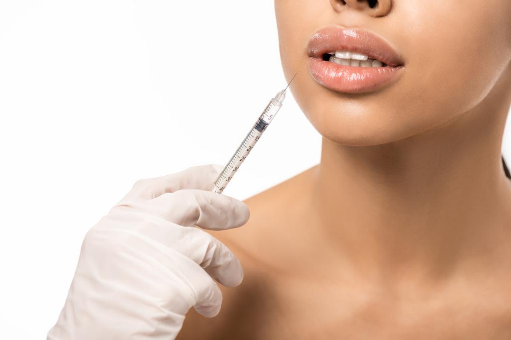 corte tiro de jovem afro-americana recebendo injeção de beleza em lábios isolados em branco
 - Foto, Imagem